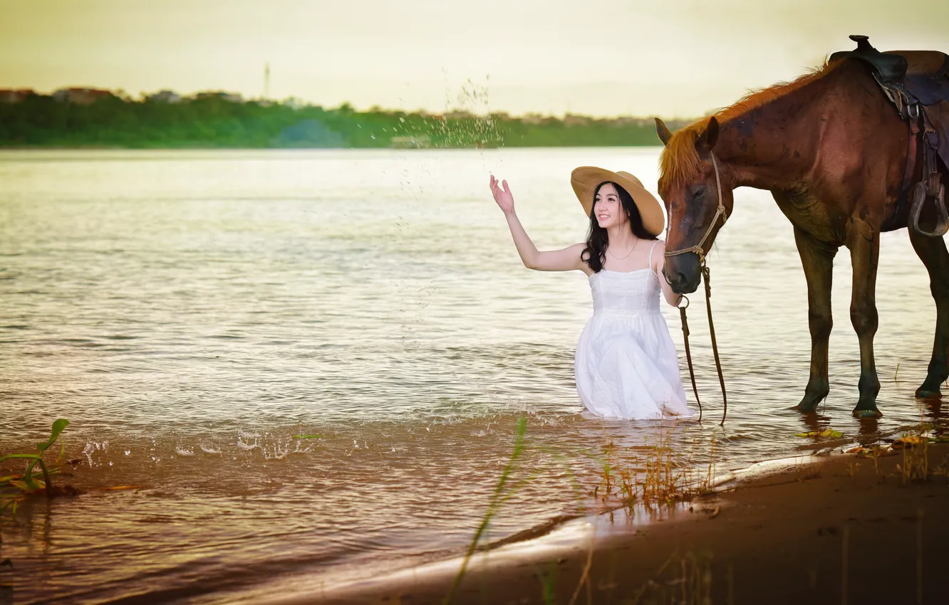 Фото обои брызги, улыбка, озеро, конь, лошадь, платье, азиатка