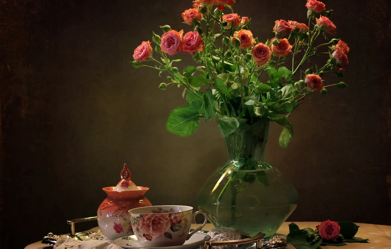Фото обои стол, фон, розы, чашка, ваза, натюрморт, блюдце, поднос