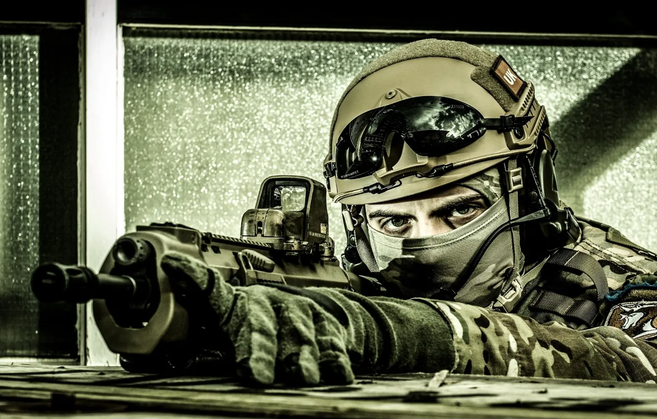 Фото обои gun, soldier, eyes, assault rifle, uniform, equipment