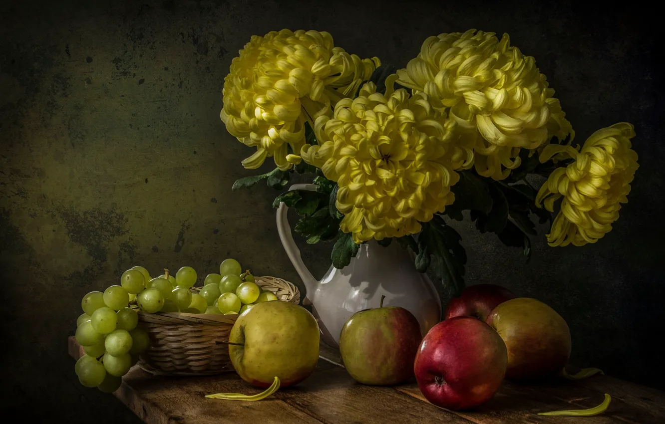Фото обои цветы, ягоды, яблоки, доски, виноград, кувшин, фрукты, натюрморт