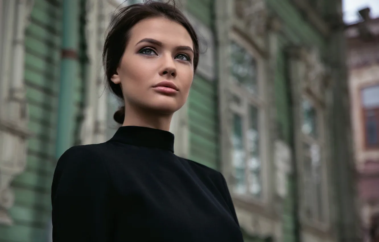 Фото обои поза, модель, портрет, дома, макияж, брюнетка, прическа, красотка