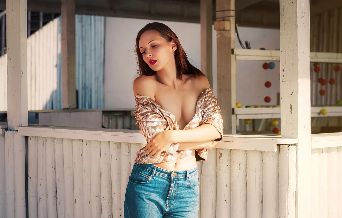 Фото обои грудь, взгляд, девушка, поза, дома, джинсы, руки, макияж