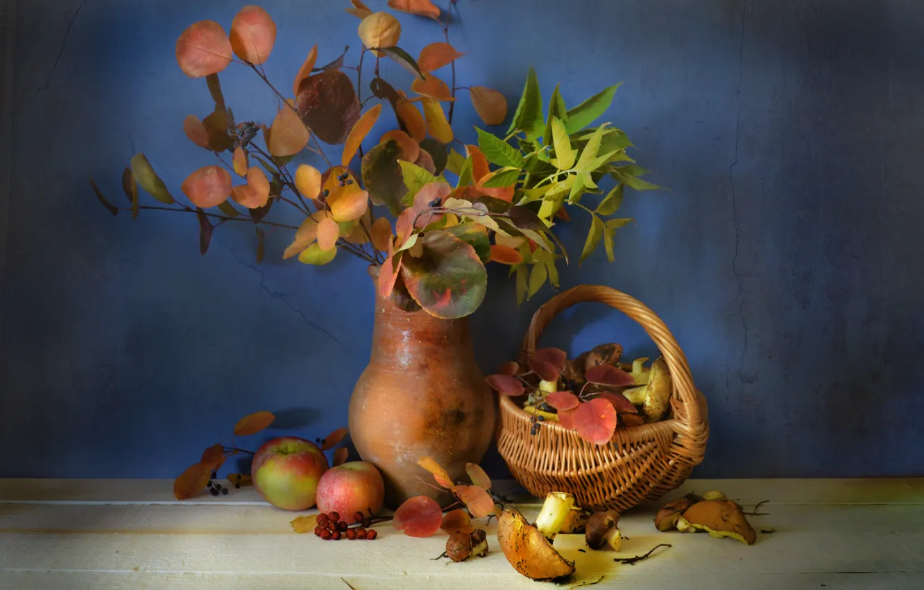 Фото обои осень, листья, корзина, грибы, кувшин, фрукты, натюрморт