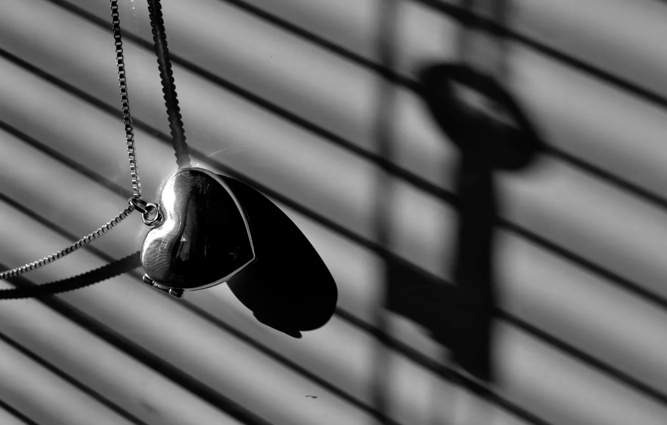 Фото обои макро, сердце, тень, ключ, кулон, цепочка, серый фон, сердечко