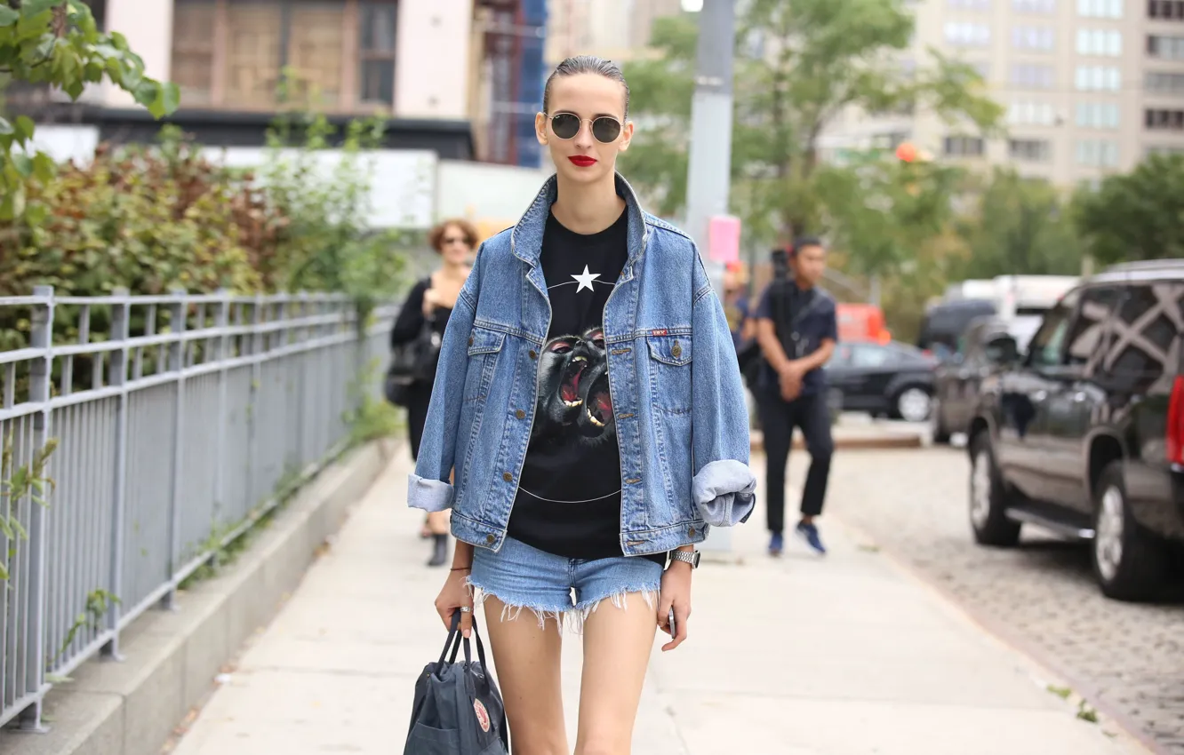 Фото обои girl, shorts, glasses, denim