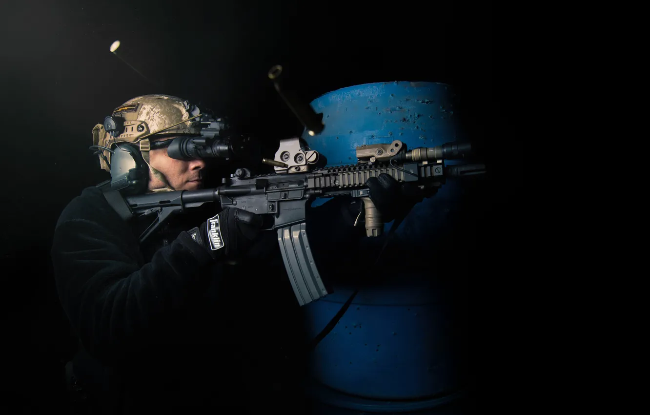 Фото обои оружие, солдат, автомат, стрельба, гильзы, бинокль ночного видения