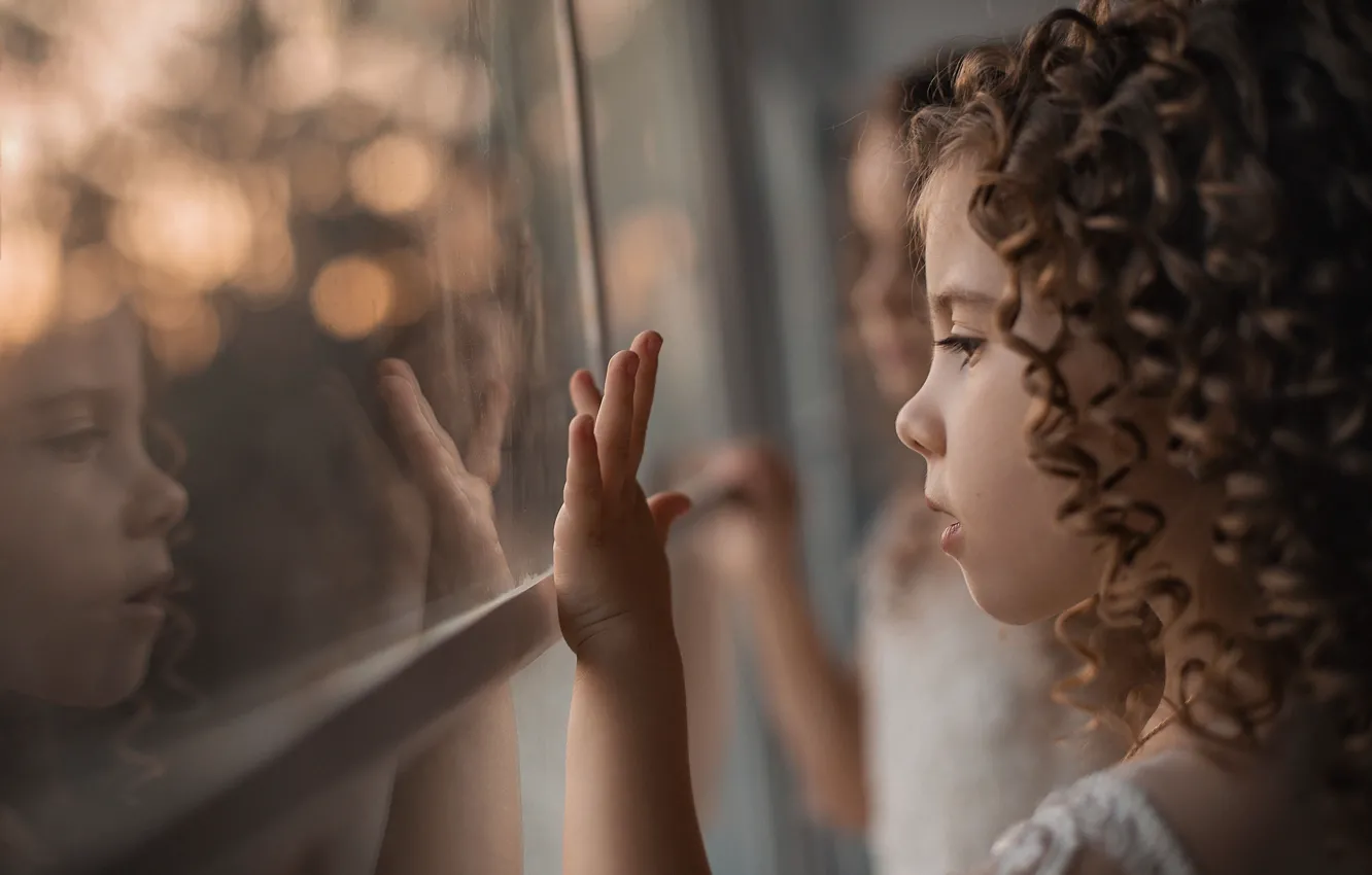 Фото обои отражение, окно, кудряшки, Девочки, фотограф Александра Пименова