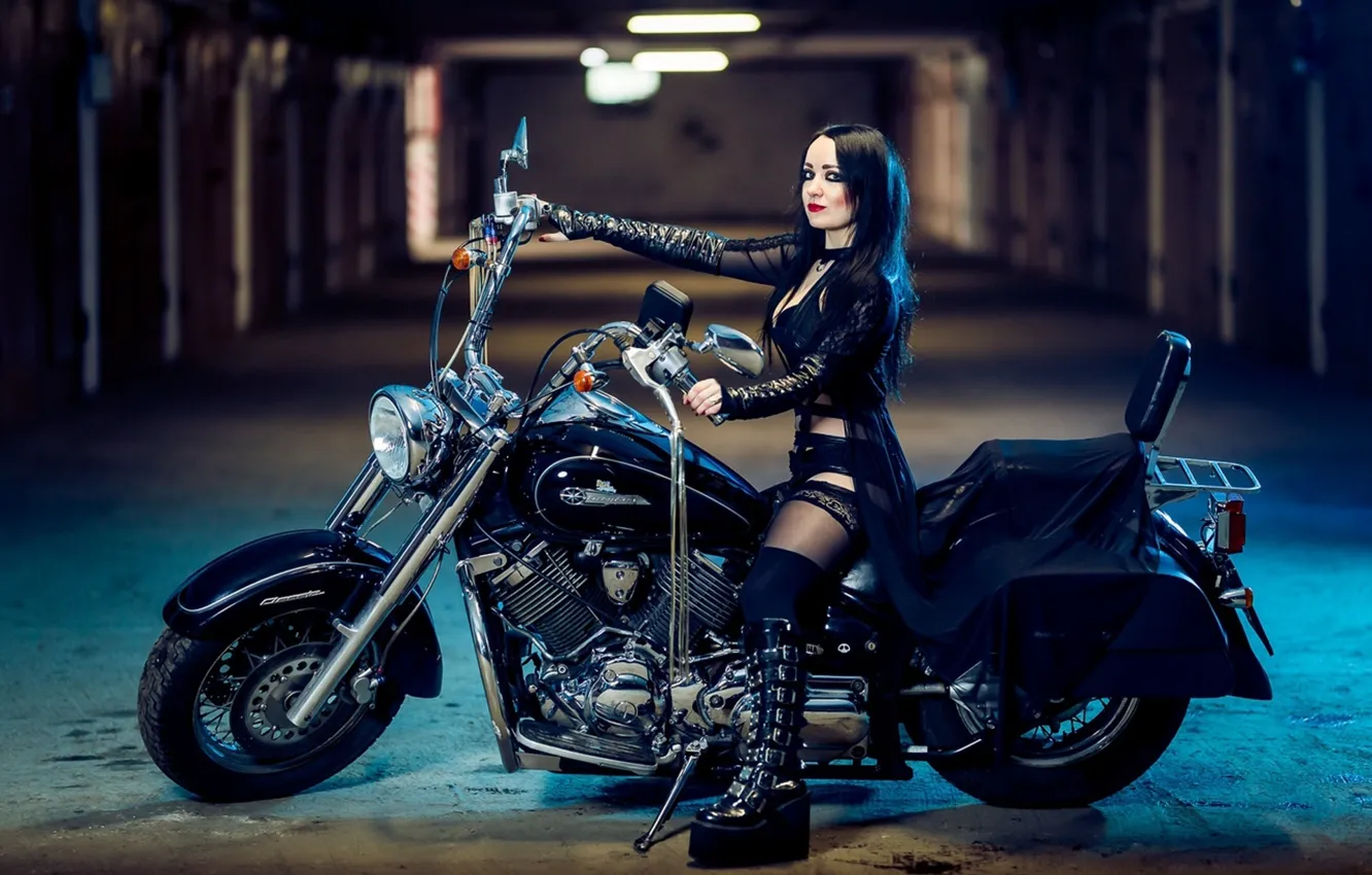 Фото обои девушка, мото, гаражи, круизер, готесса, v twin
