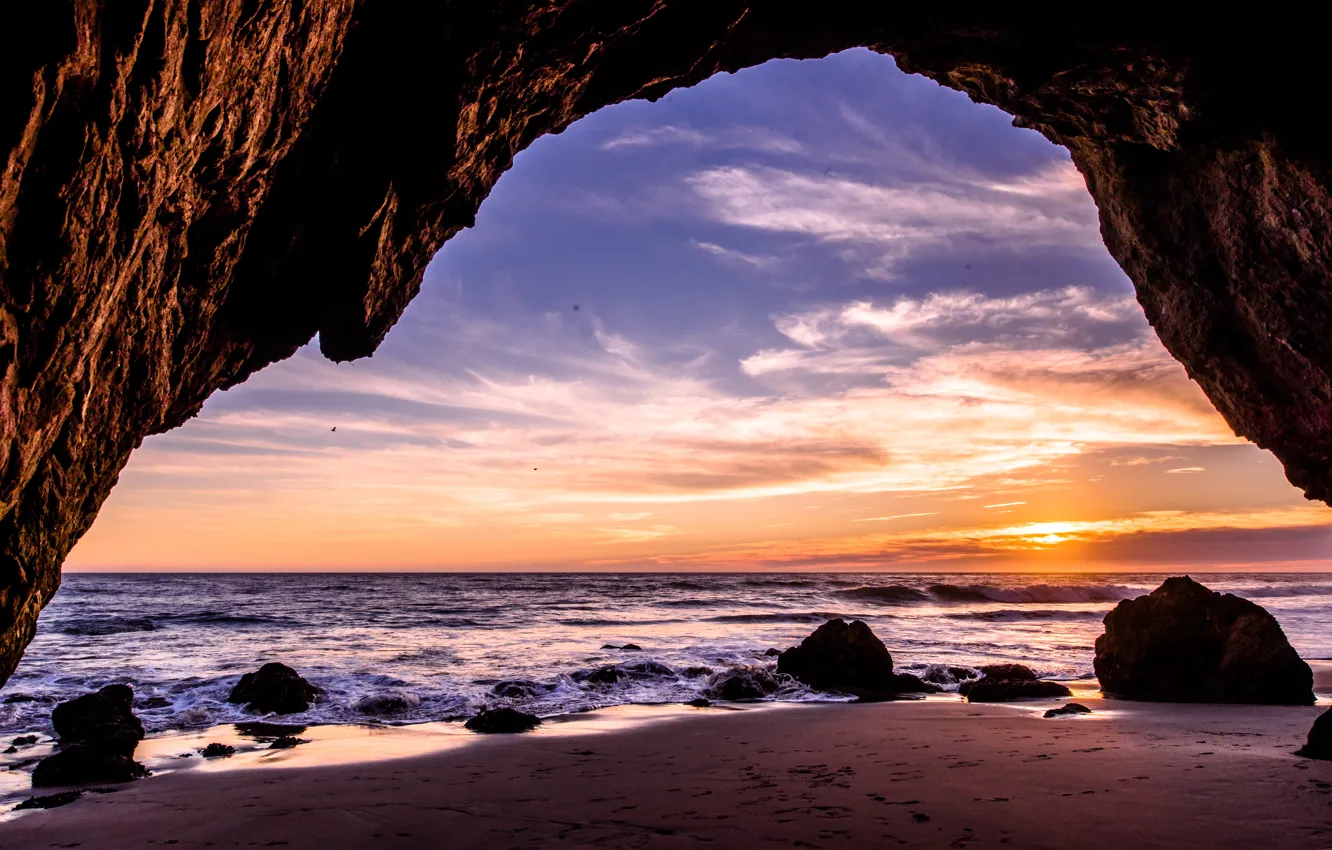 Фото обои песок, волны, закат, скала, камни, океан, побережье, Калифорния