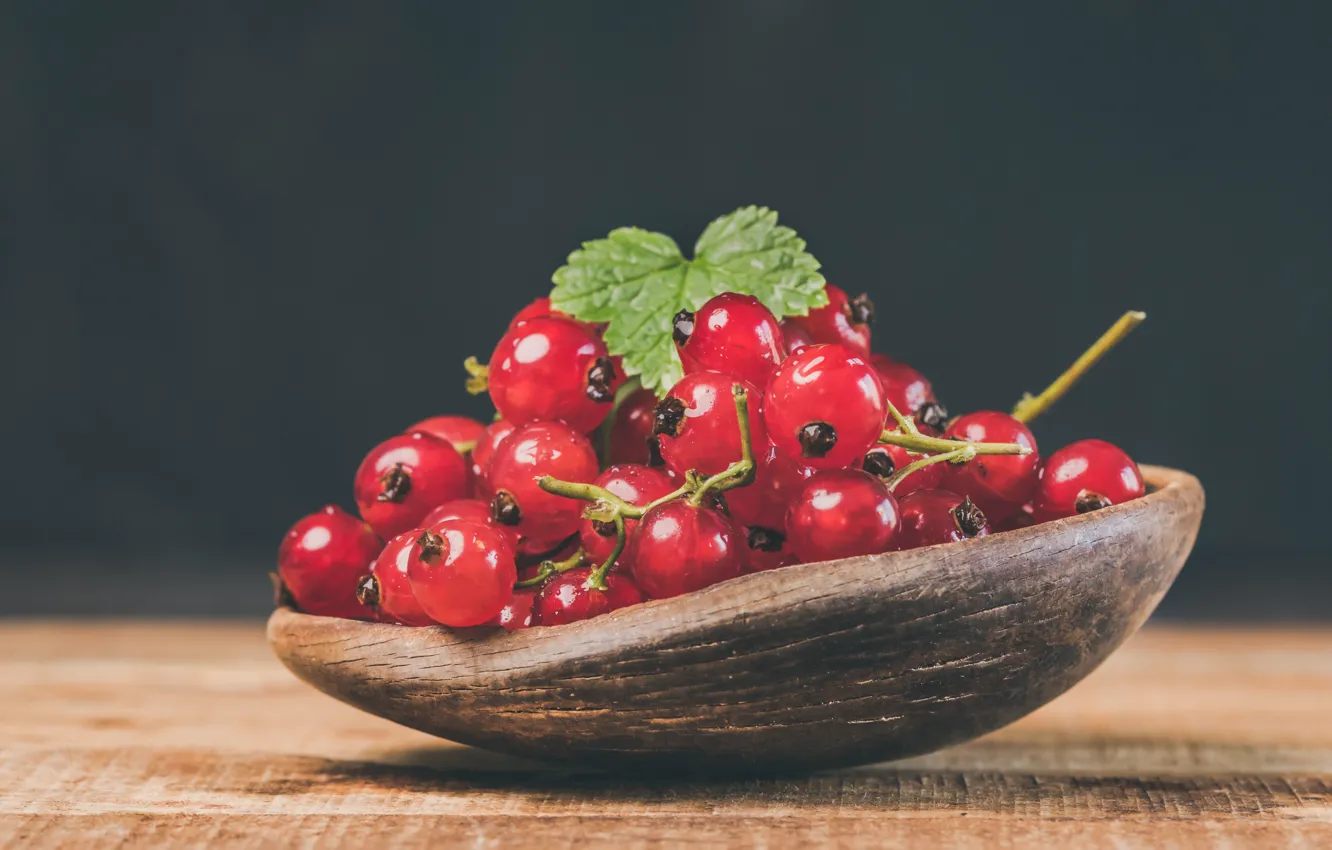 Фото обои ягоды, темный фон, листок, еда, миска, красная, смородина, деревянная