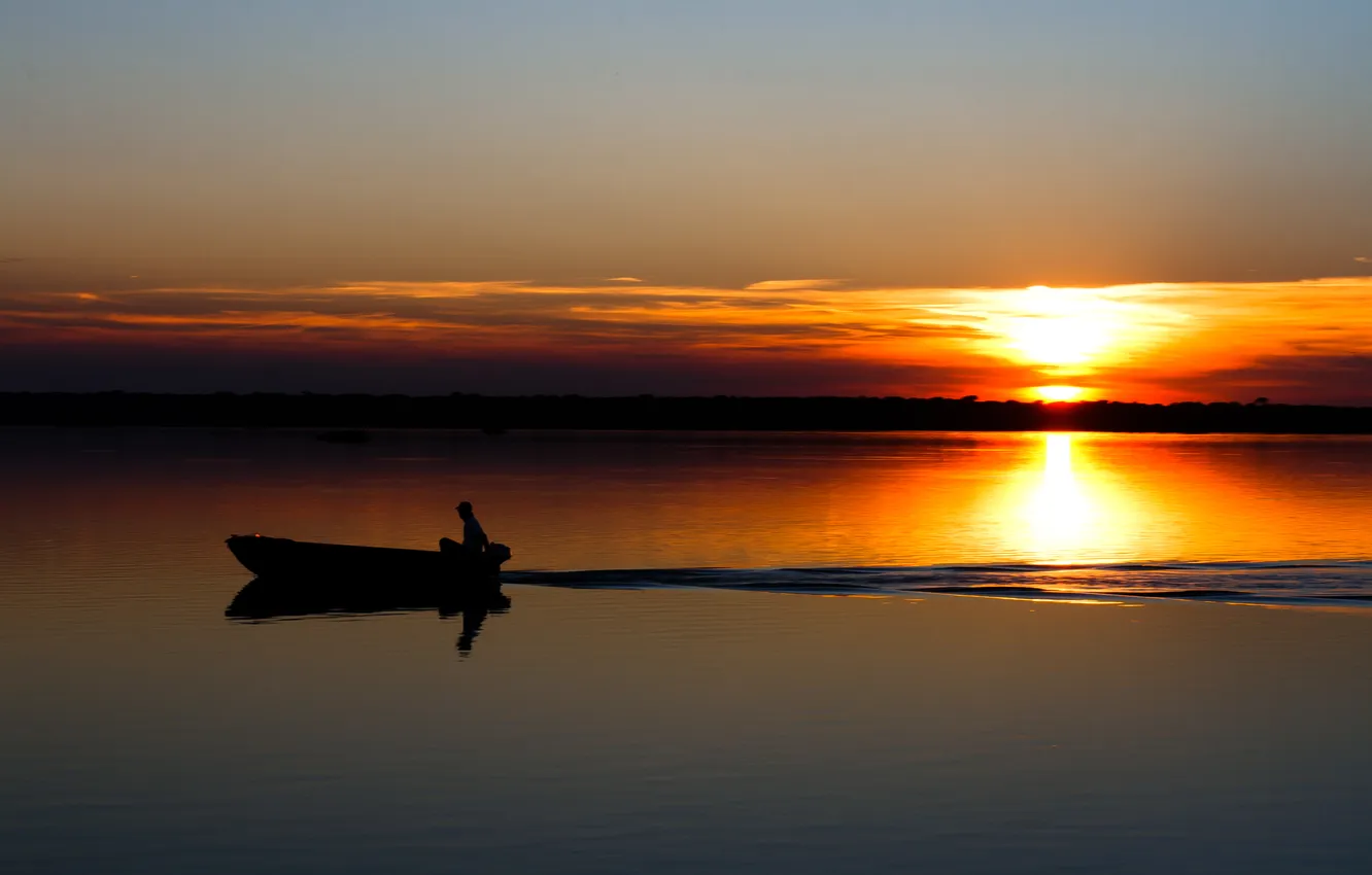 Фото обои волны, солнце, закат, река, берег, лодка, след, горизонт