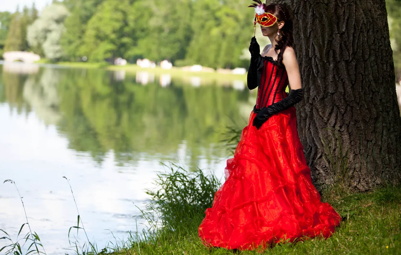 Фото обои девушка, озеро, дерево, брюнетка, маска, перчатки, в красном, в платье