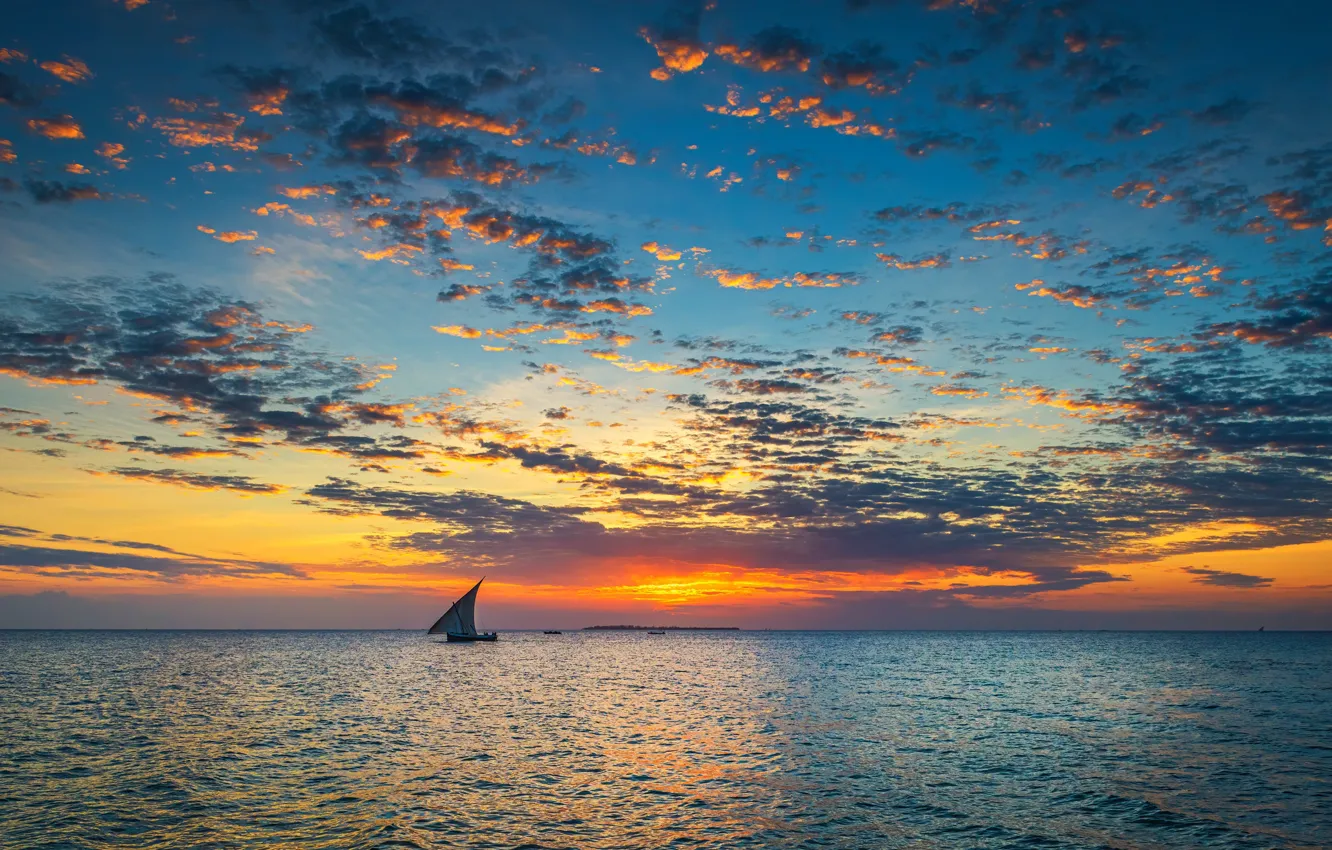 Фото обои небо, облака, закат, океан, лодка, sky, ocean, sunset