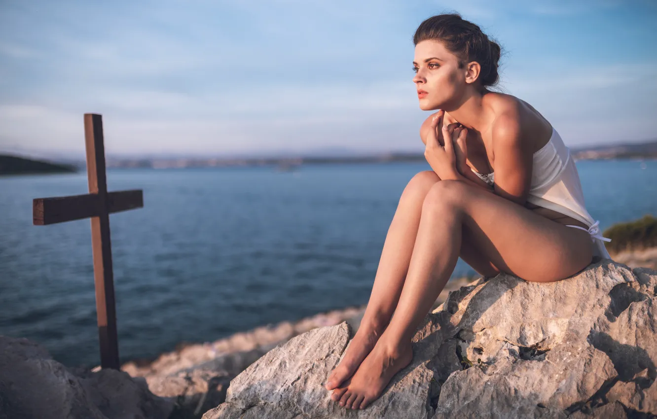 Фото обои вода, девушка, поза, настроение, ноги, камень, крест, Patrik Valasek