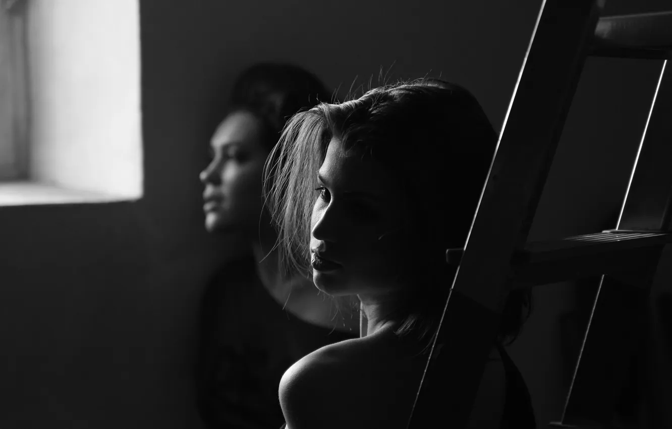 Фото обои девушки, комната, окно, лестница, черно белое
