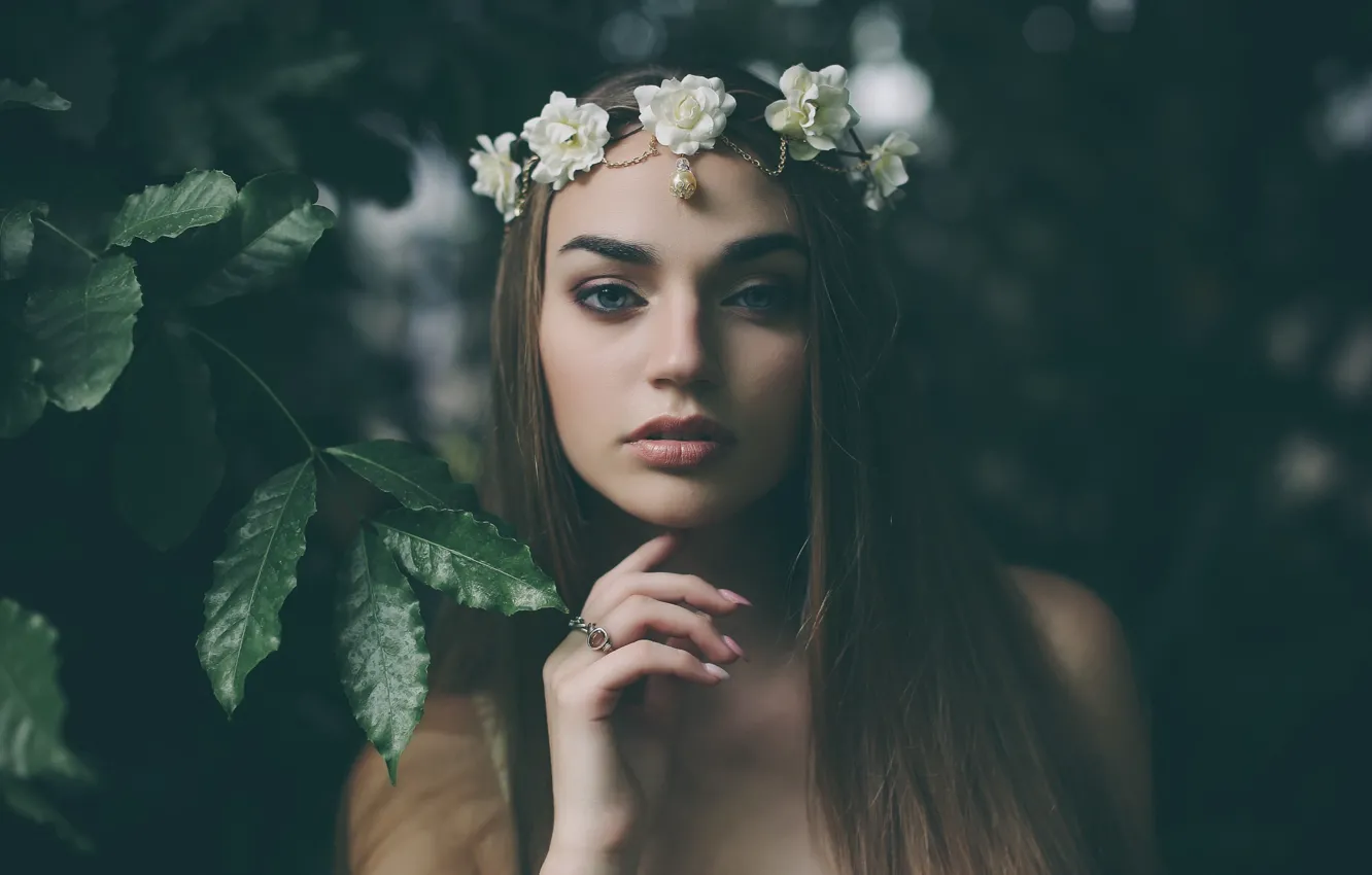 Фото обои листья, девушка, цветы, ветки, брюнетка, украшение