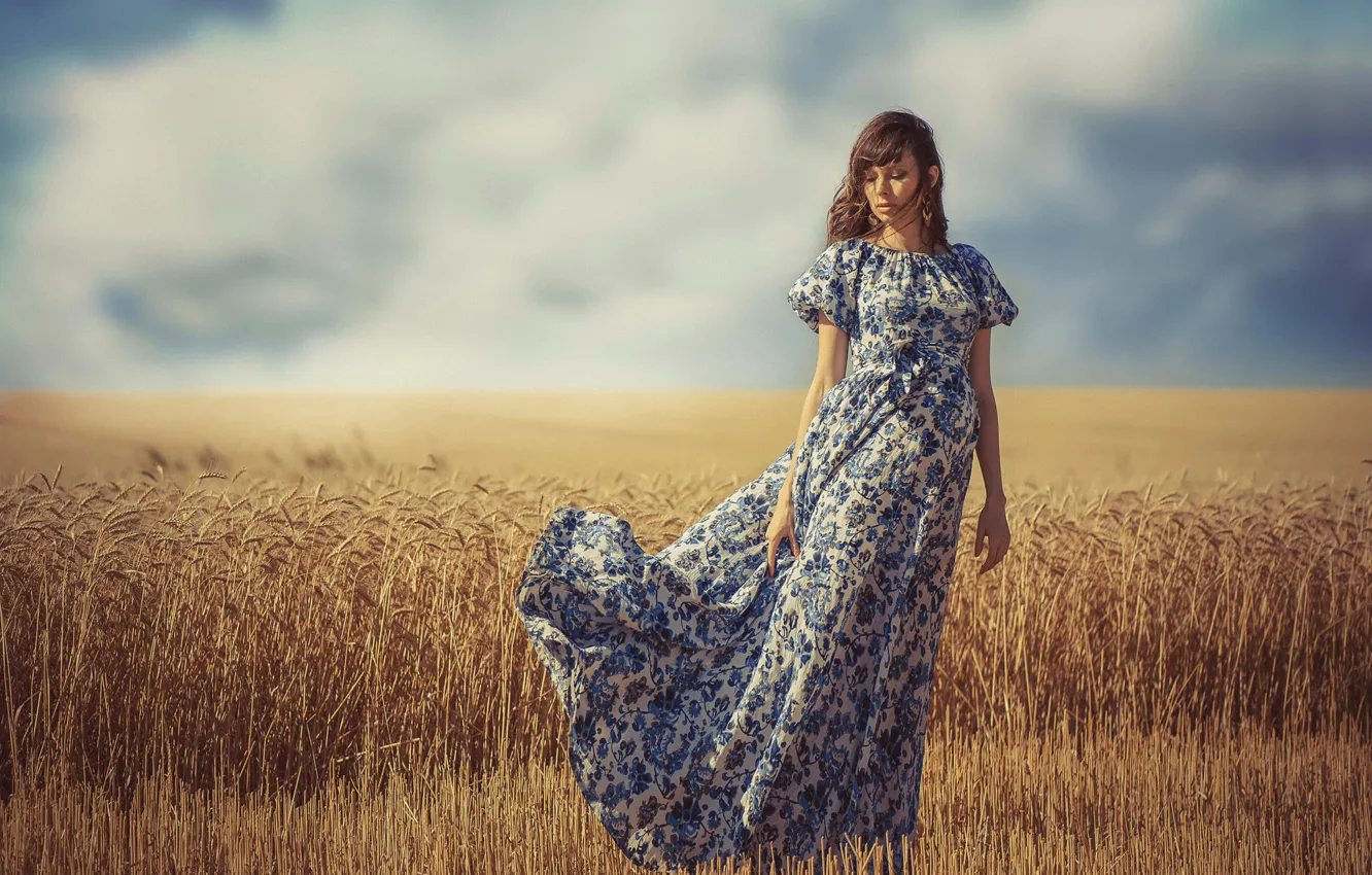 Фото обои поле, лето, небо, девушка, ветер, платье, горизонт, колосья