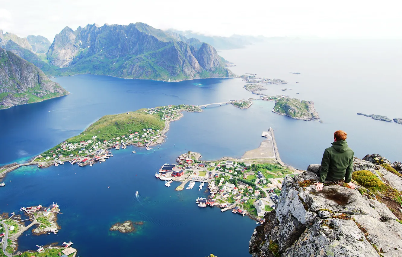 Фото обои скала, высота, Норвегия, юноша, Лофотенские острова