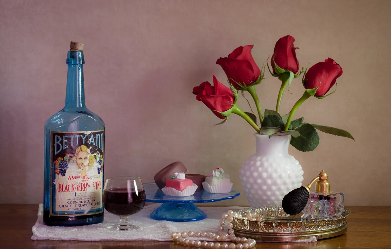 Фото обои бутылка, розы, натюрморт, пирожные, парфюм