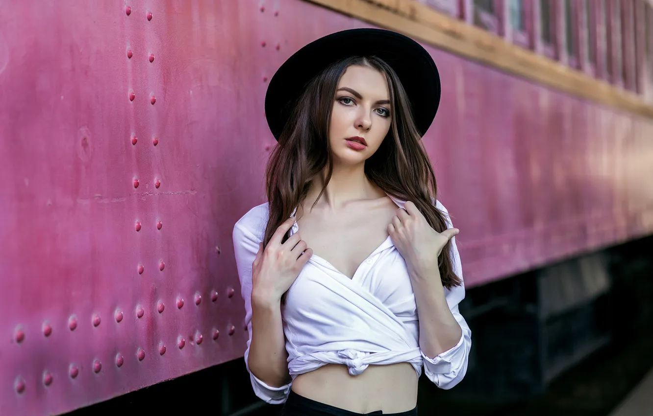 Фото обои взгляд, секси, поза, модель, поезд, портрет, шляпа, руки