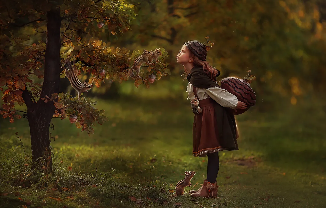 Фото обои дерево, девочка, дуб, бурундуки, Любовь Пятовская