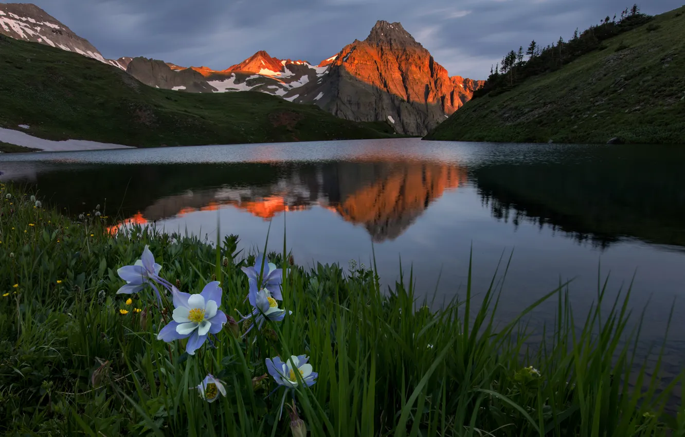 Фото обои трава, пейзаж, закат, цветы, горы, природа, озеро, Колорадо