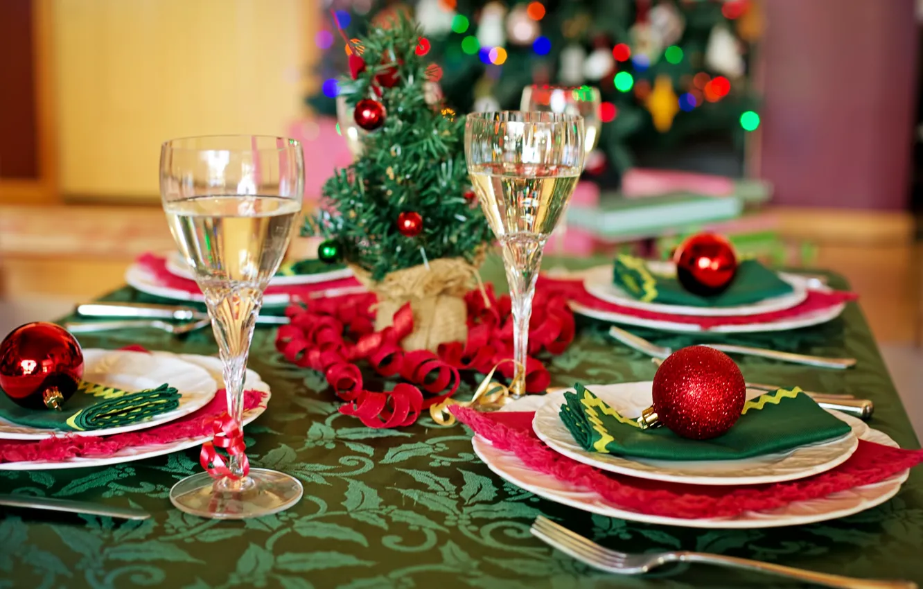 Фото обои стол, праздник, шары, игрушки, новый год, рождество, бокалы, тарелки