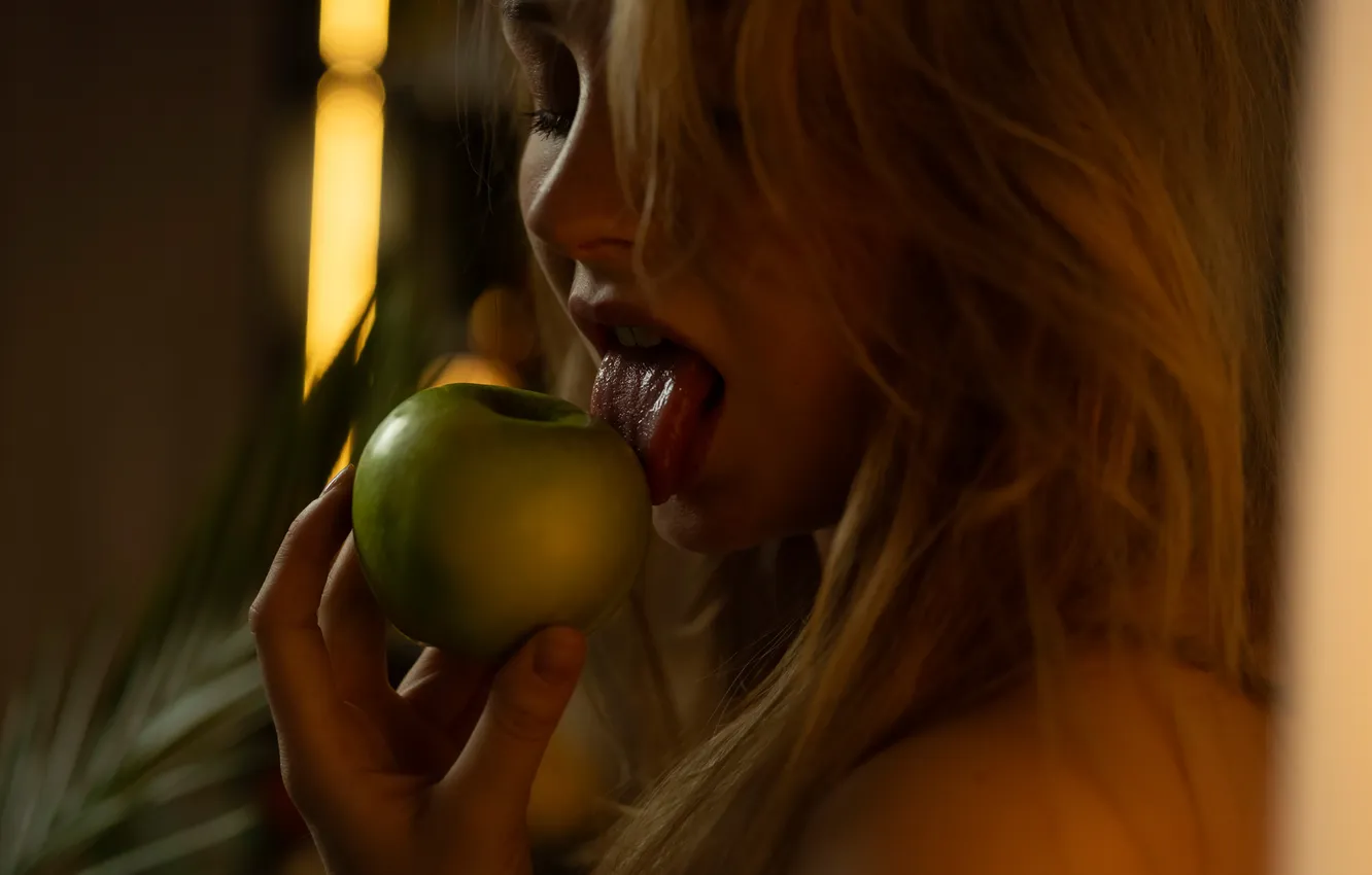 Фото обои apple, tongue, ермаков павел