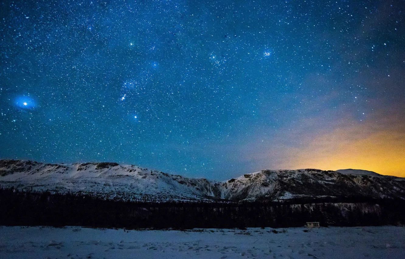 Фото обои зима, космос, звезды, свет, снег, деревья, горы, дом