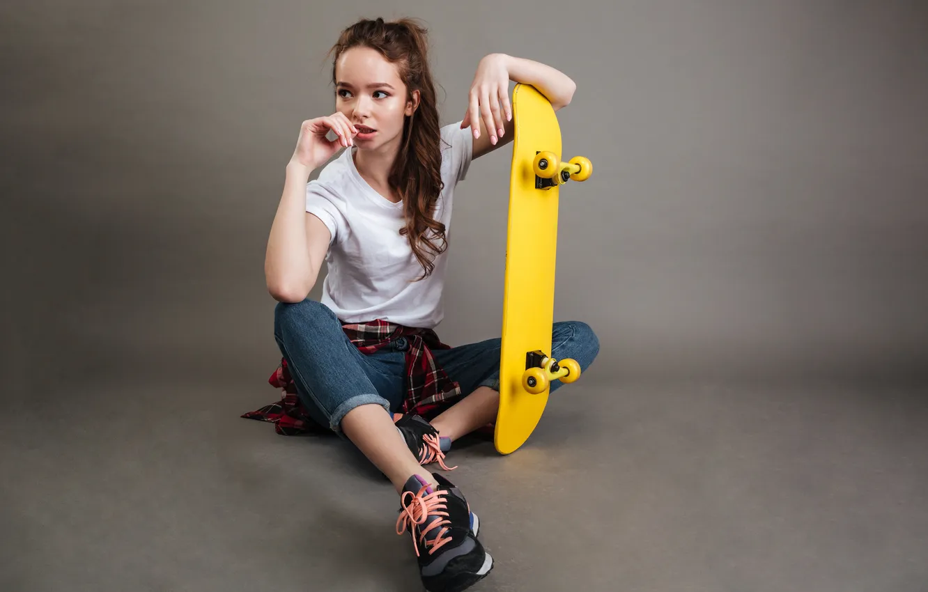 Фото обои girl, long hair, woman, beautiful, model, jeans, sweet, T-shirt
