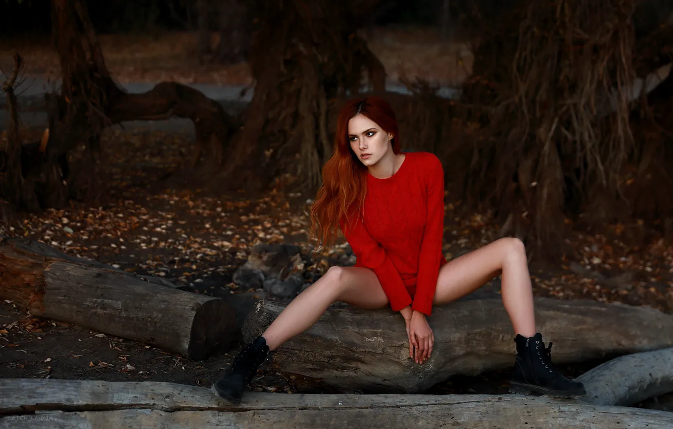 Фото обои осень, девушка, поза, ноги, ботинки, рыжая, бревно, рыжеволосая