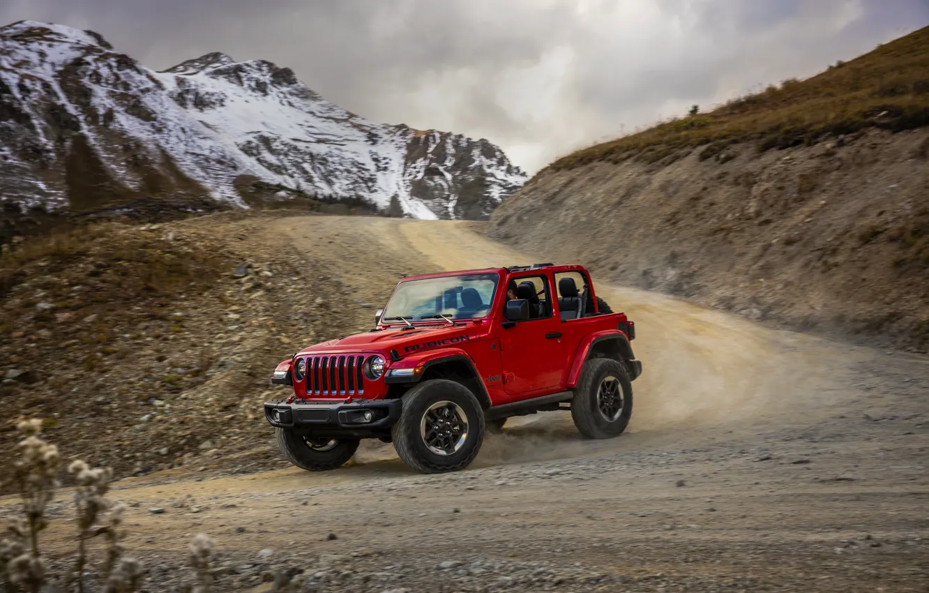 Фото обои красный, вершины, поворот, грунтовка, 2018, Jeep, Wrangler Rubicon