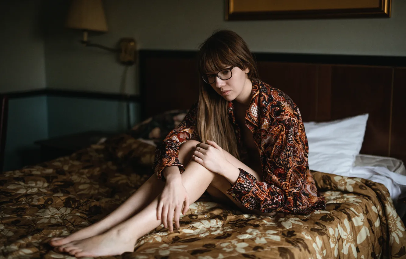 Фото обои грусть, девушка, одиночество, очки, Kira, Jesse Herzog, смятая постель