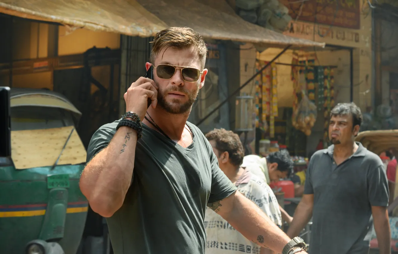 Фото обои поза, улица, тату, очки, Крис Хемсворт, Chris Hemsworth, Extraction, Тайлер Рейк: Операция по спасению