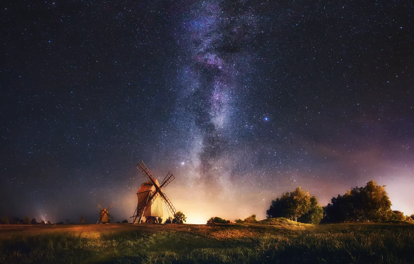 Фото обои небо, звезды, ночь, остров, Швеция, млечный путь, ветряные мельницы, Эланд