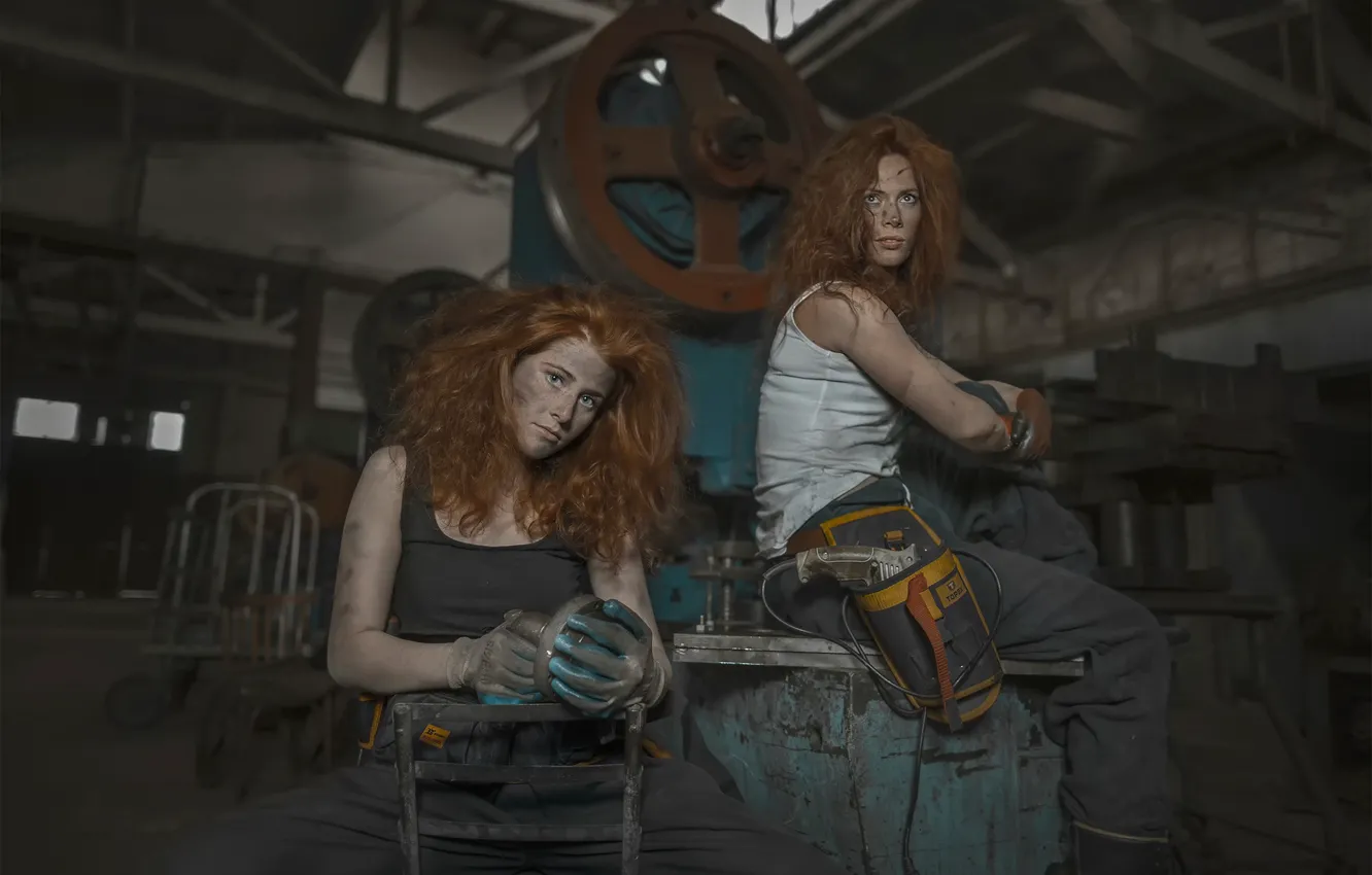 Фото обои девушки, завод, рабочие, Грузия, рыжеволосые, чумазые, Гори, Bessarion Chakhvadze