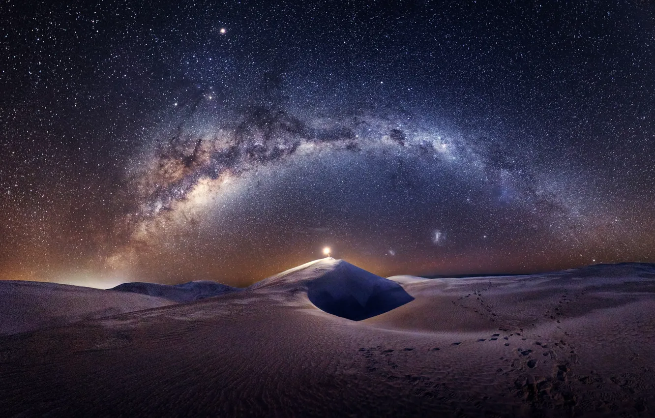 Фото обои небо, звезды, свет, ночь, барханы, пустыня, человек, дюны