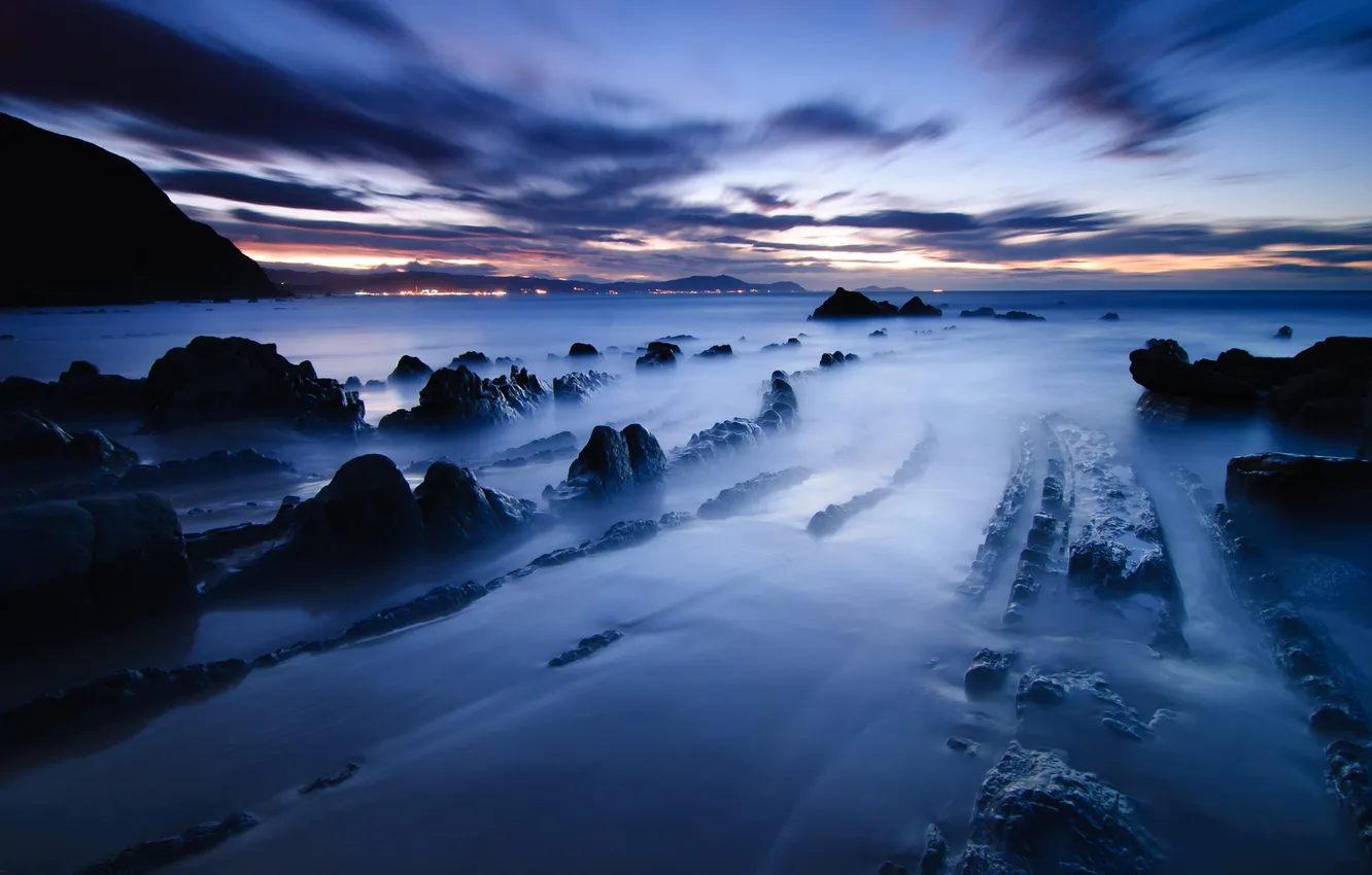 Фото обои море, закат, синий, туман, камни