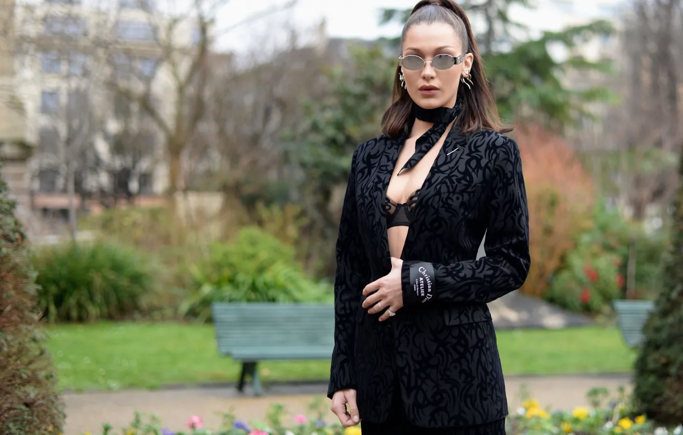 Фото обои улица, модель, фигура, очки, Белла Хадид, Bella Hadid