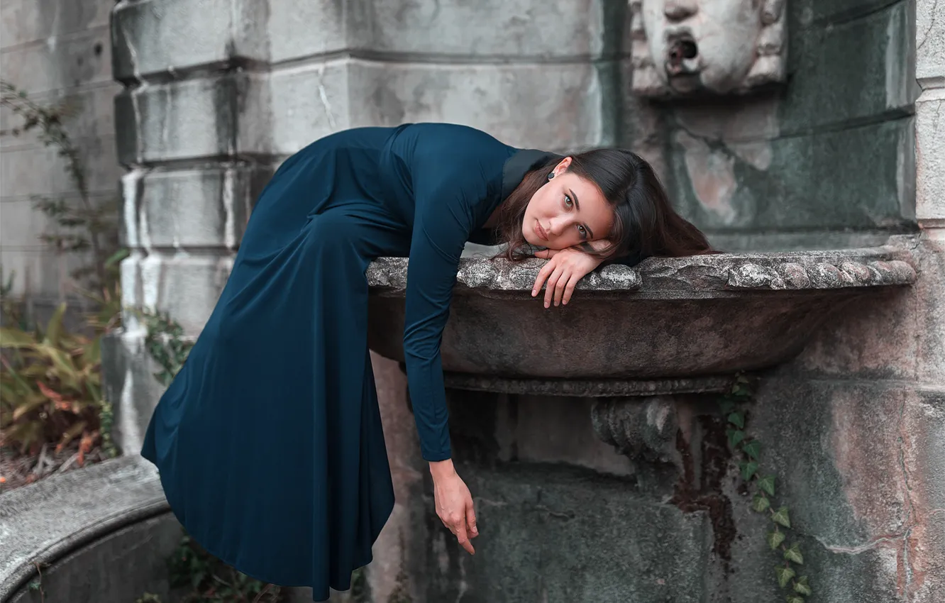 Фото обои девушка, поза, настроение, рука, платье, фонтан, Артём Макаров
