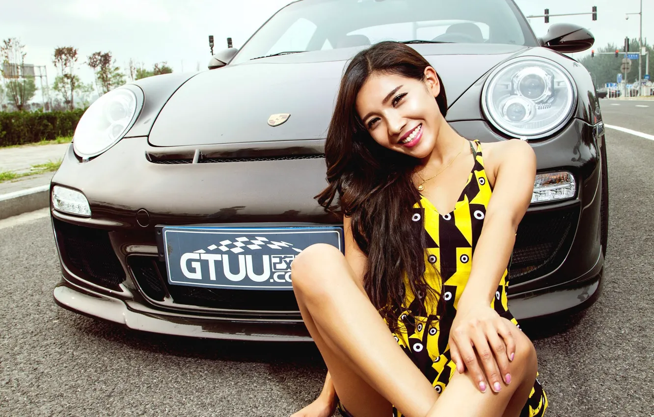 Фото обои авто, взгляд, улыбка, Девушки, Porsche, азиатка, красивая девушка