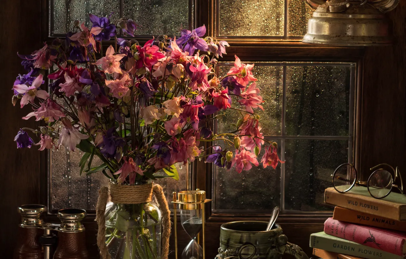 Фото обои цветы, стиль, книги, лампа, букет, окно, очки, кружка