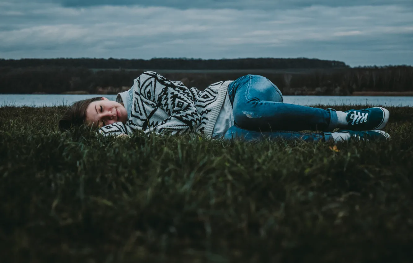 Фото обои осень, трава, девушка, спит, лежит, речка, Анна Клепа
