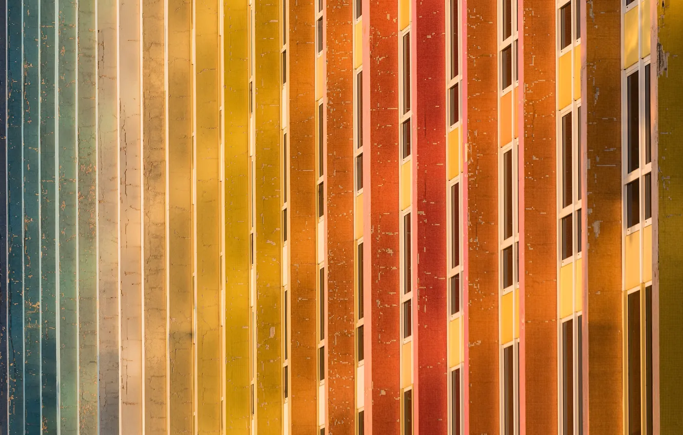 Фото обои цвета, город, здание, окна