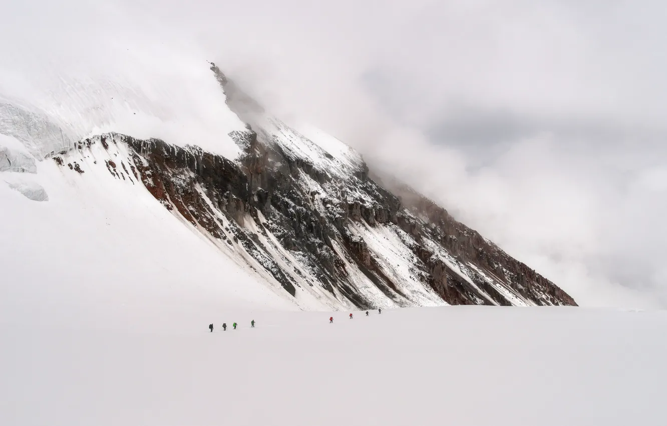 Фото обои холод, облака, снег, люди, Горы, мороз, высокогорье, туристы