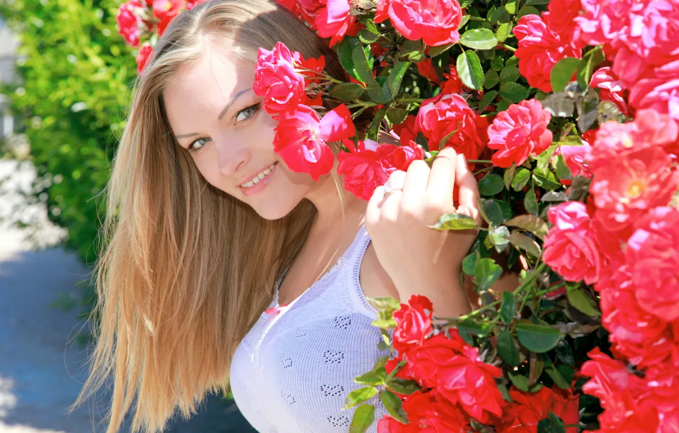 Фото обои девушка, улыбка, розы, Roses, Alessandra A