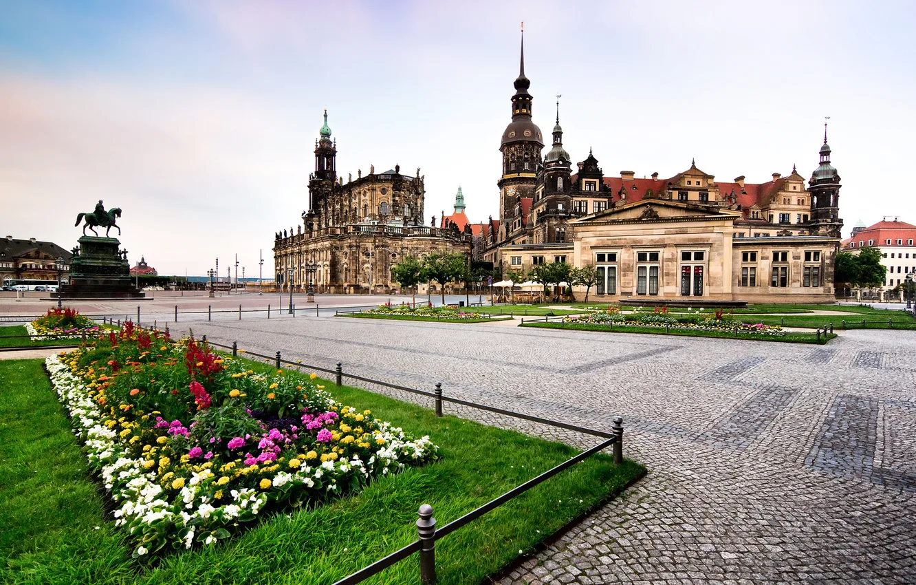 Фото обои цветы, Германия, Дрезден, памятник, церковь, клумба, Germany, Dresden