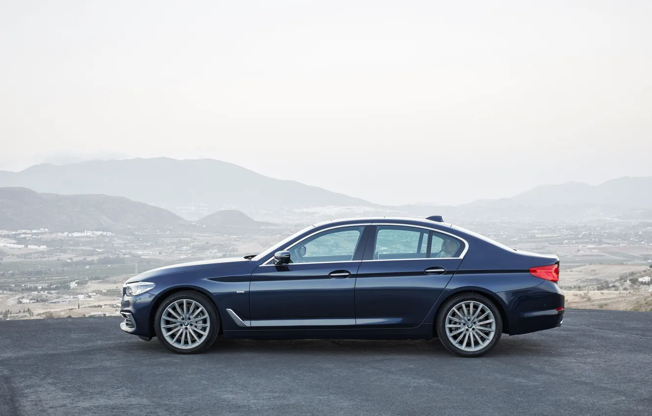 Фото обои небо, горы, BMW, профиль, седан, xDrive, 530d, Luxury Line