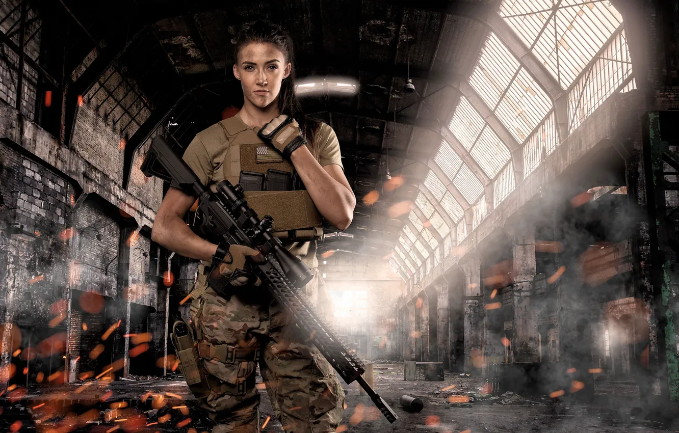 Фото обои девушка, лицо, оружие, фон, волосы, штурмовая винтовка