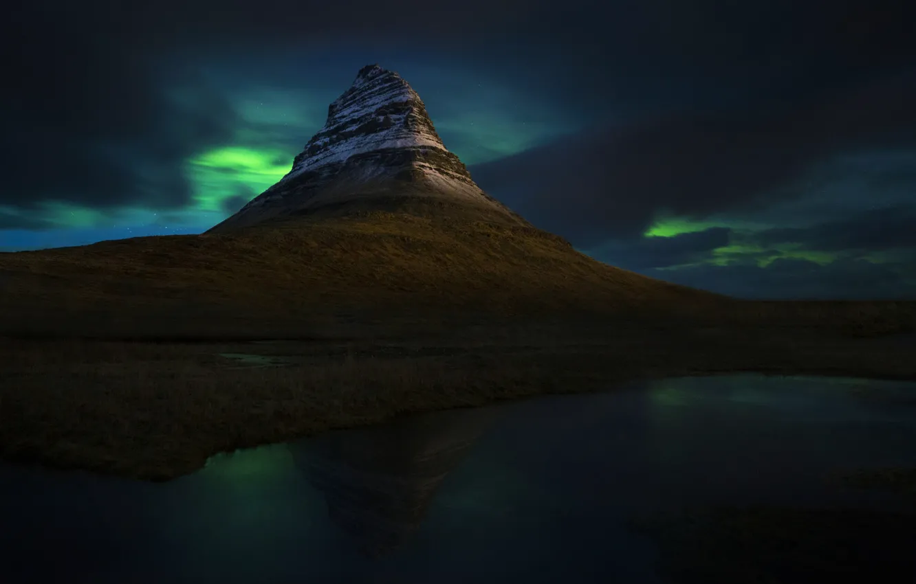 Фото обои ночь, отражение, гора, северное сияние, вулкан, Исландия, водоем